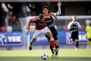 Svenn Crone i duel med Pedro Ganchas.