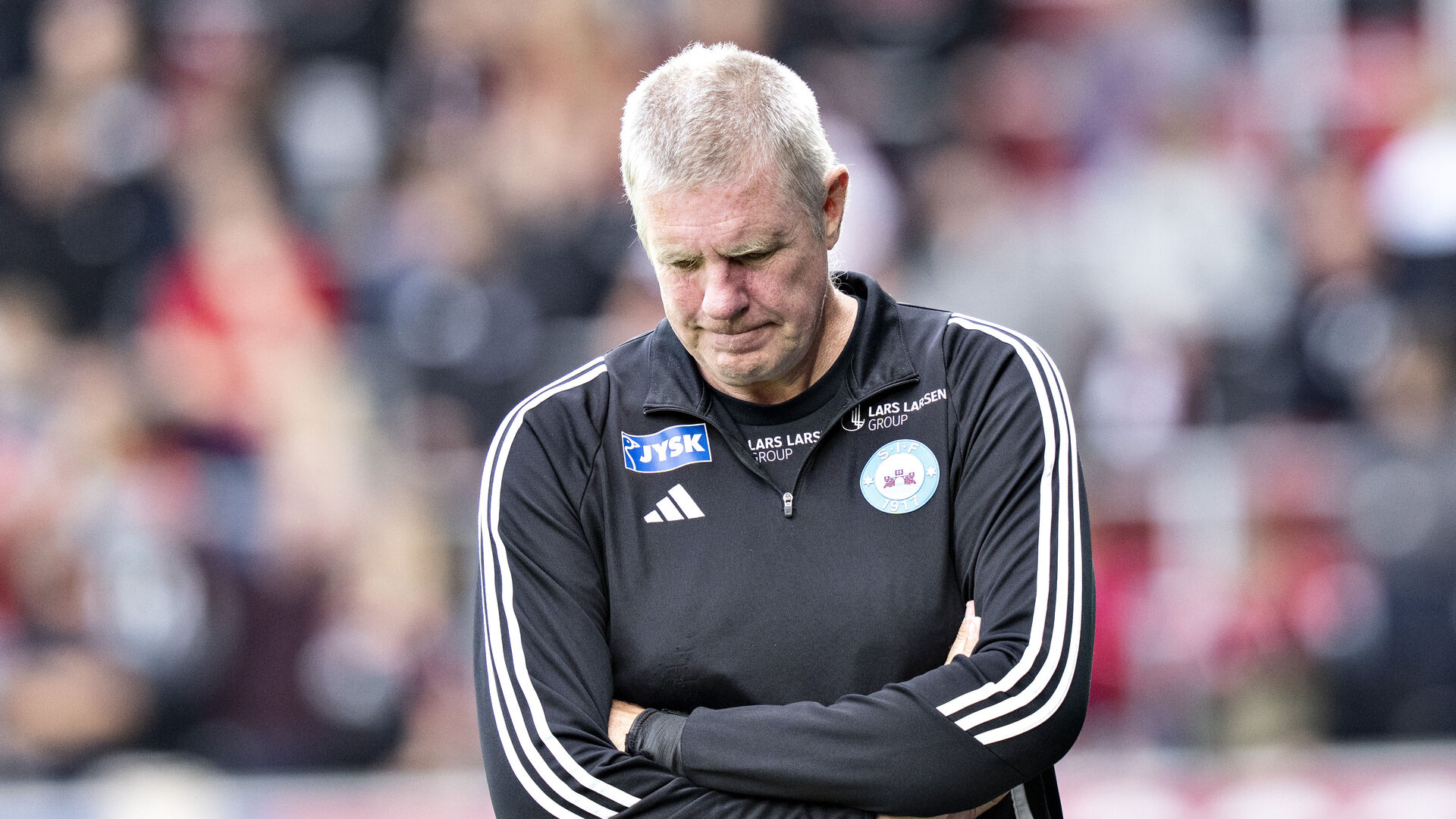 Kent Nielsen kigger ned i jorden under opgøret med FCM