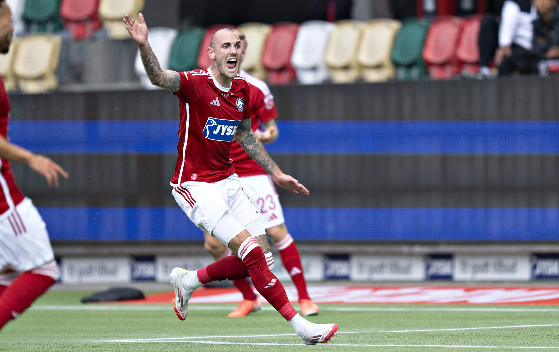 Jens Martin Gammelby råber og har en arm i vejret.