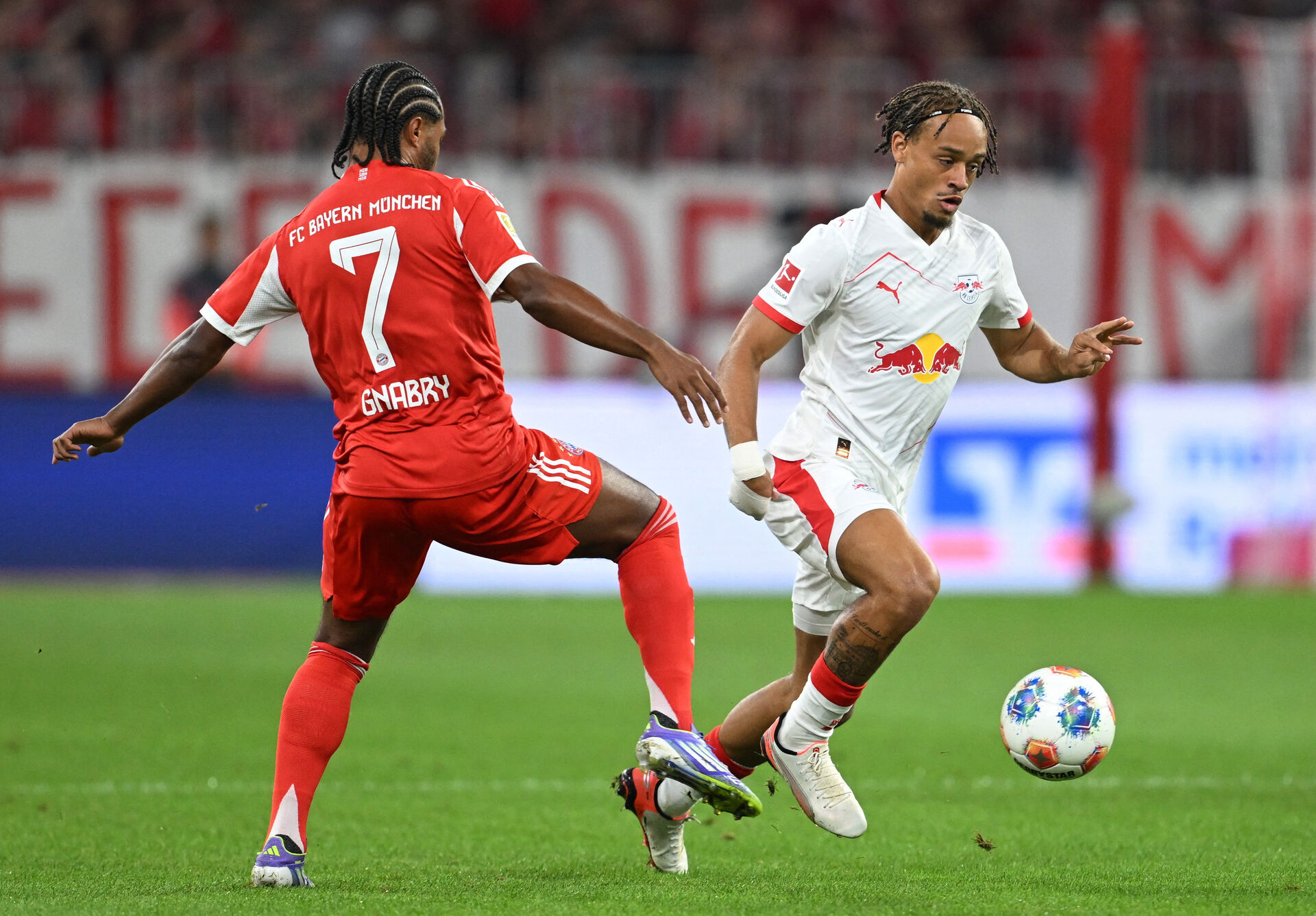 Xavi Simons på bolden mod Bayern.