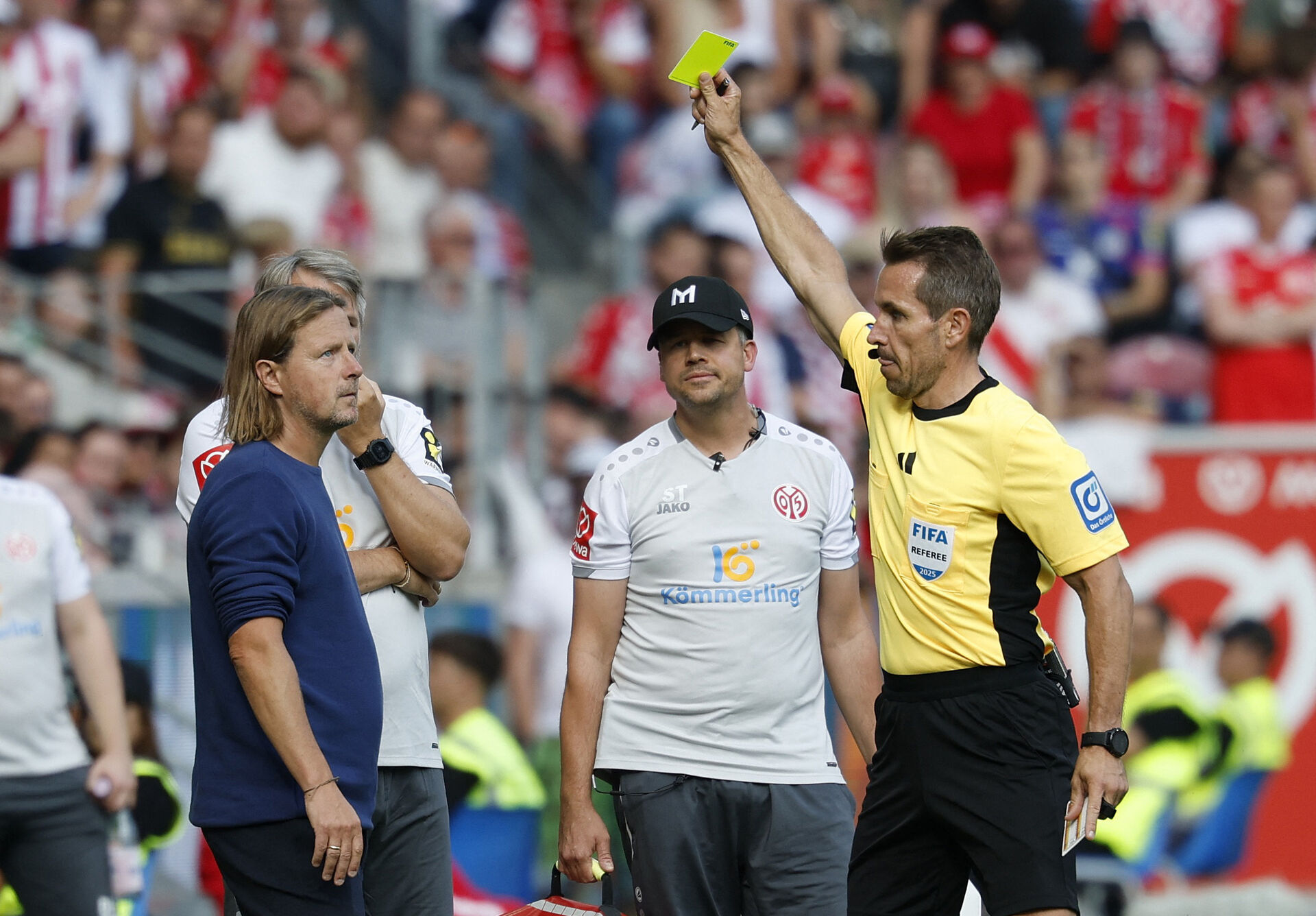 Bo Henriksen modtager et gult kort mod FC Köln.
