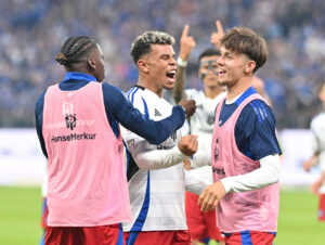 Ransford Königsdörffer fejrer et mål med resten af HSV-spillerne.