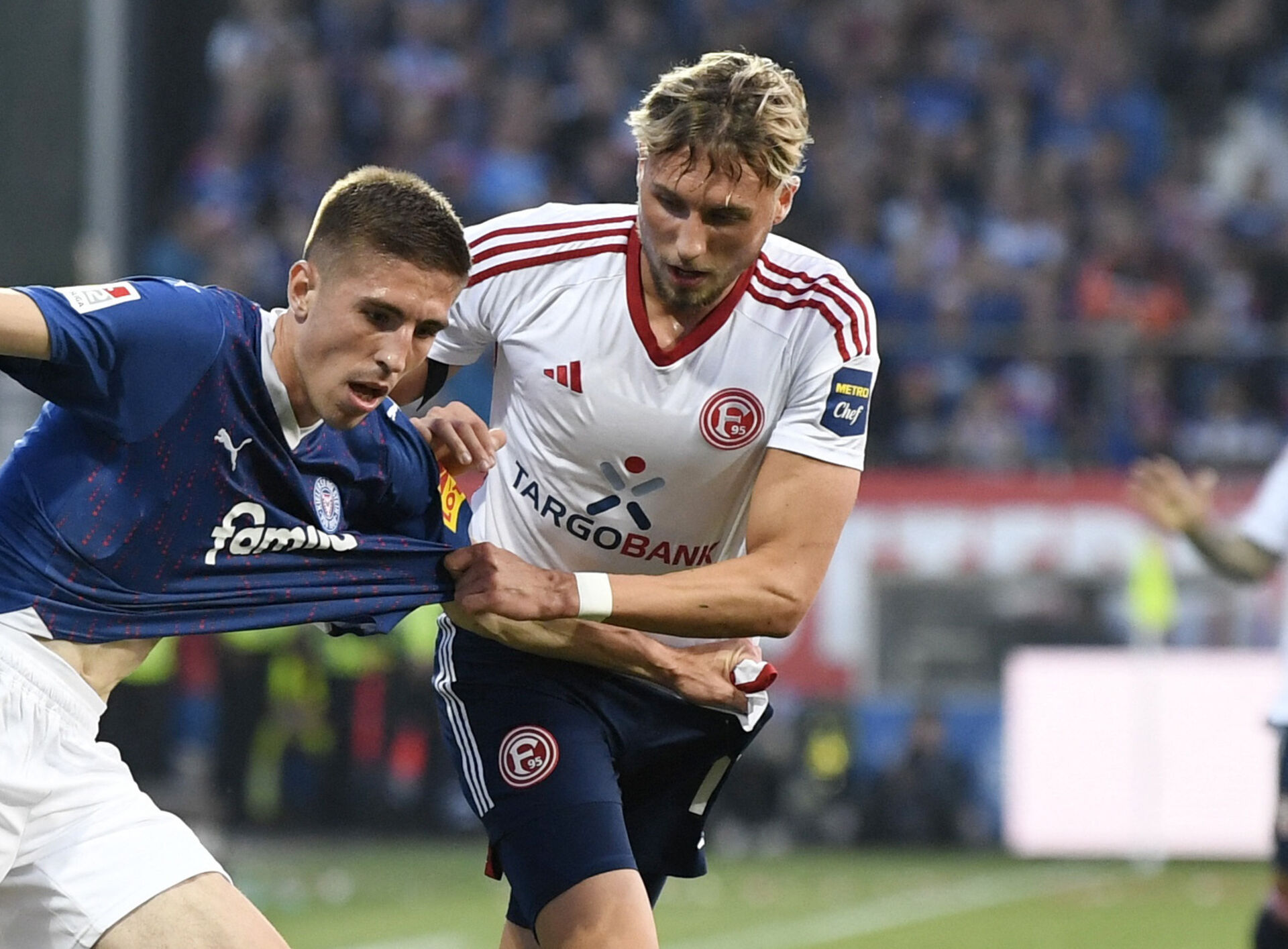 Jona Niemiec i kamp for Düsseldorf