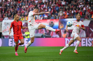 Benjamin Sesko sparker på mål.