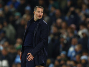 Brian Priske kigger sig over skulderen.