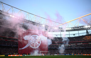 Arsenal-fansene med en tifo af en kanon på Emirates Stadium.