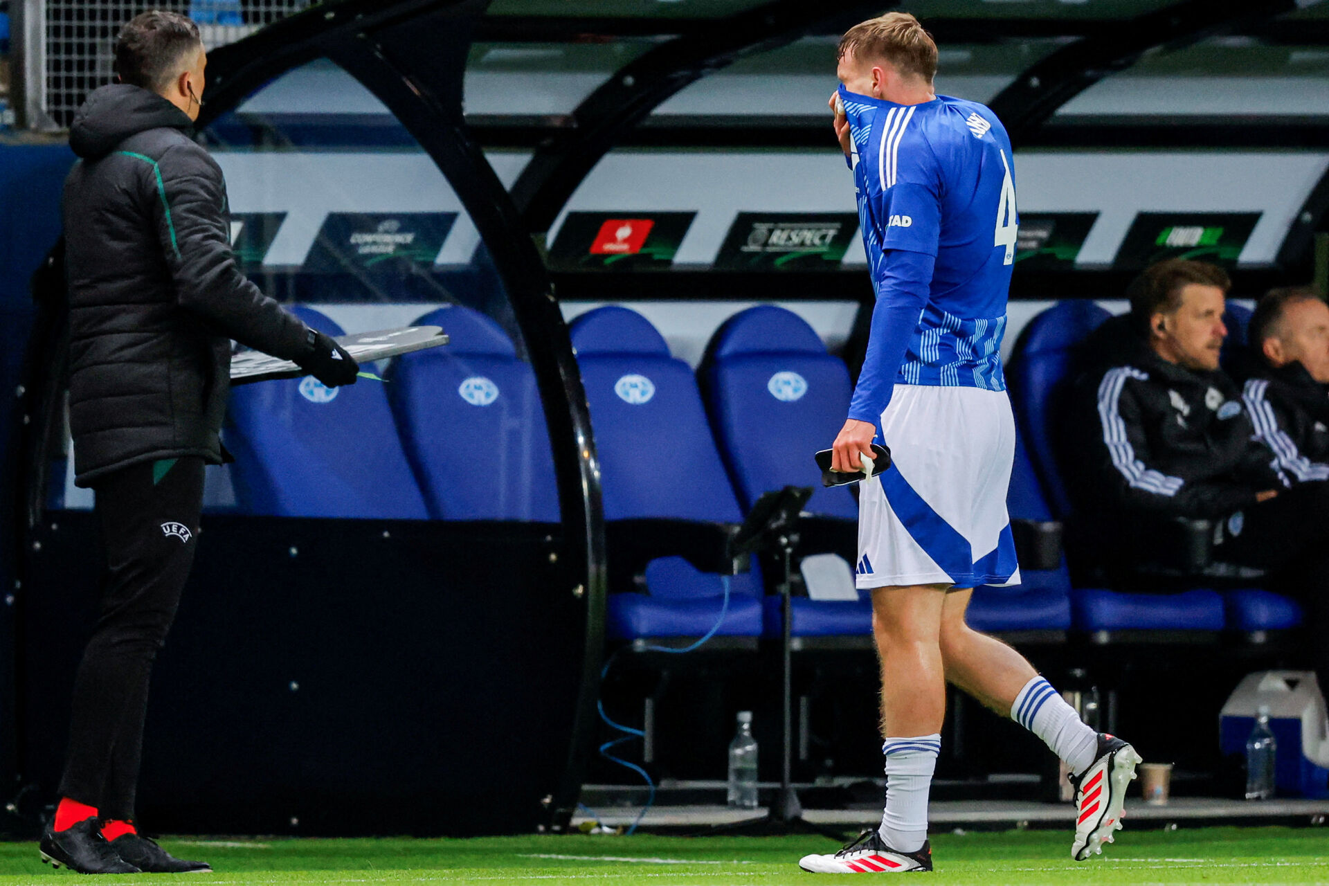 Valdemar Lund på vej fra banen under en kamp.