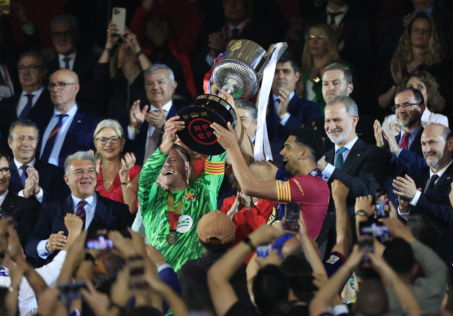 Barcelona jubler med Copa del Rey-trofæet efter de har vundet den spanske pokalturnering