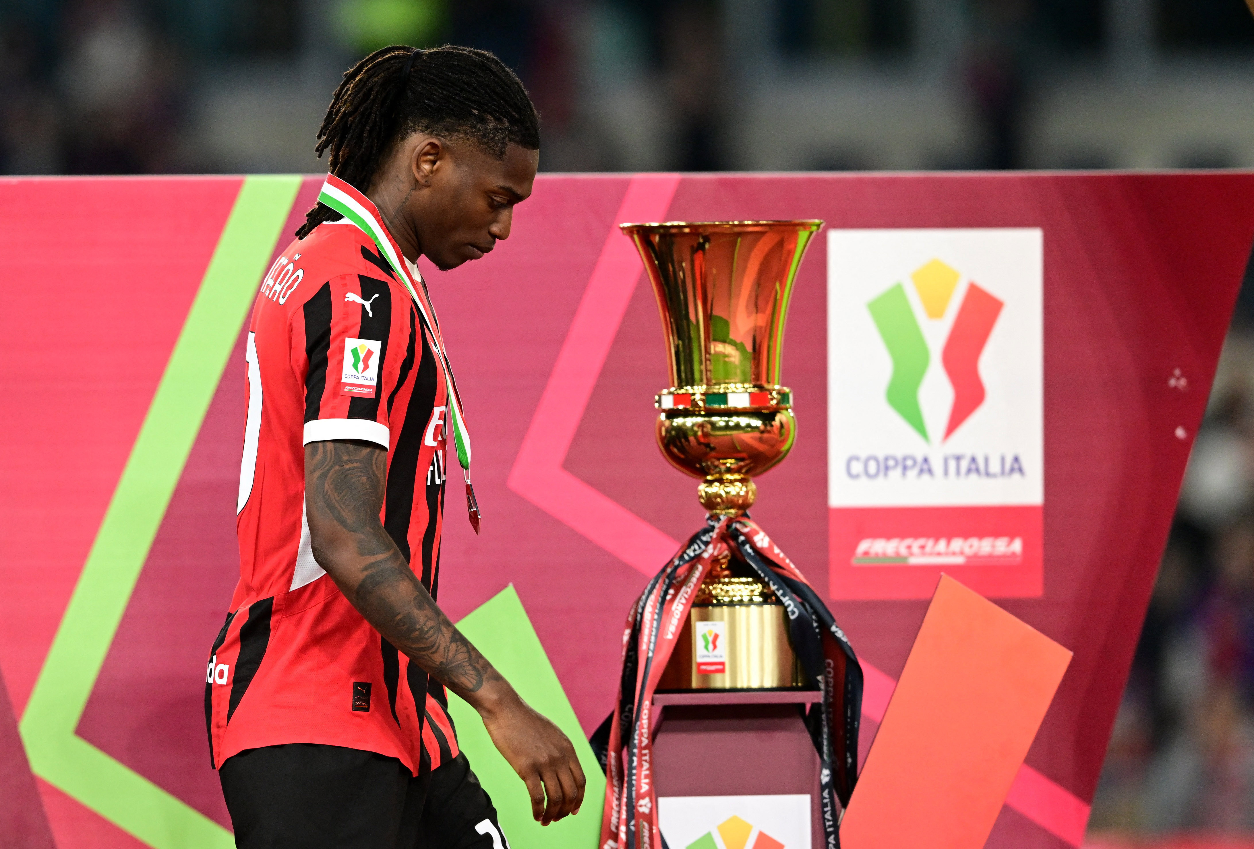 Rafael Leao går forbi Coppa Italia-trofæet