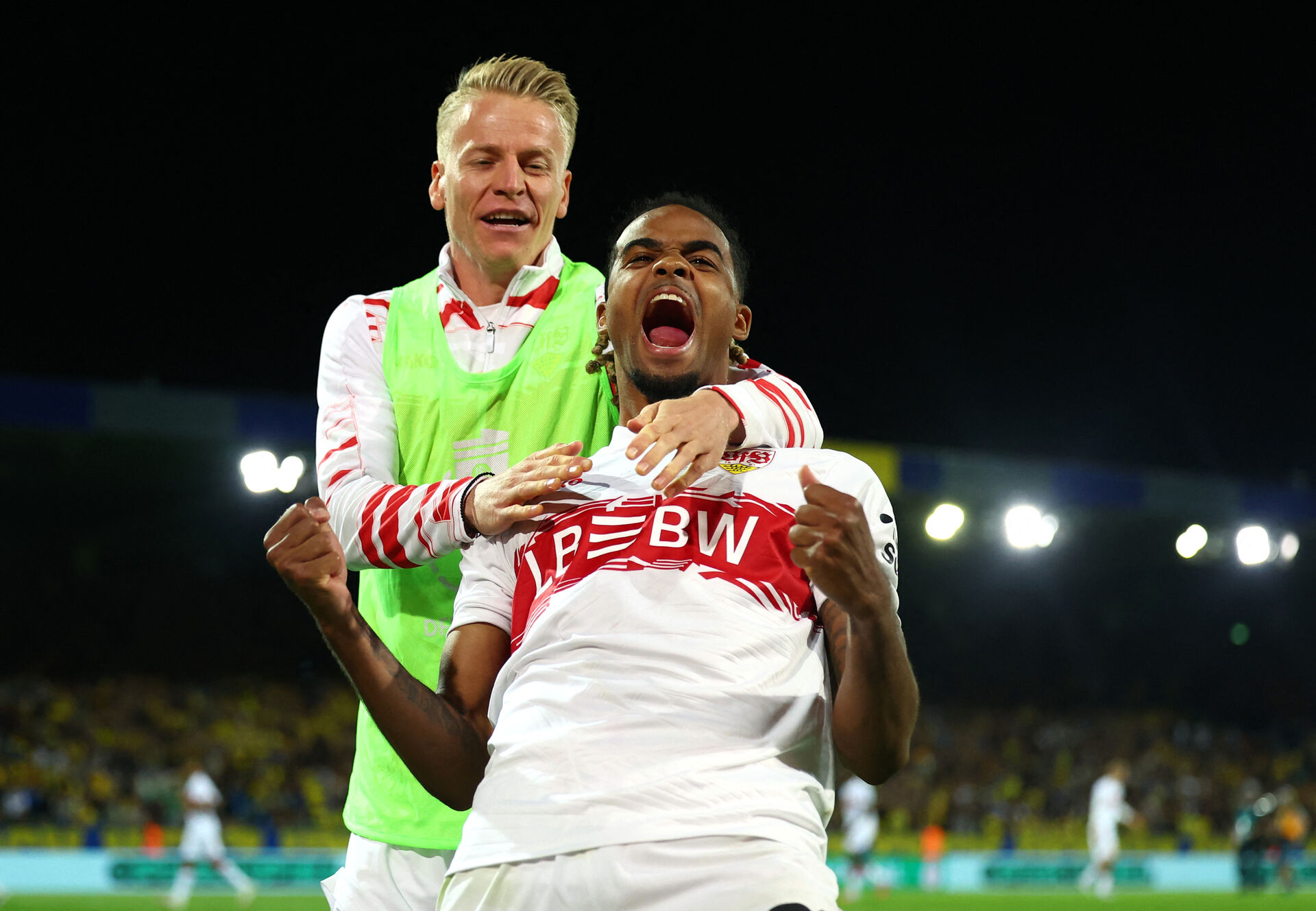 Stuttgart-spillere krammer hinanden og jubler.