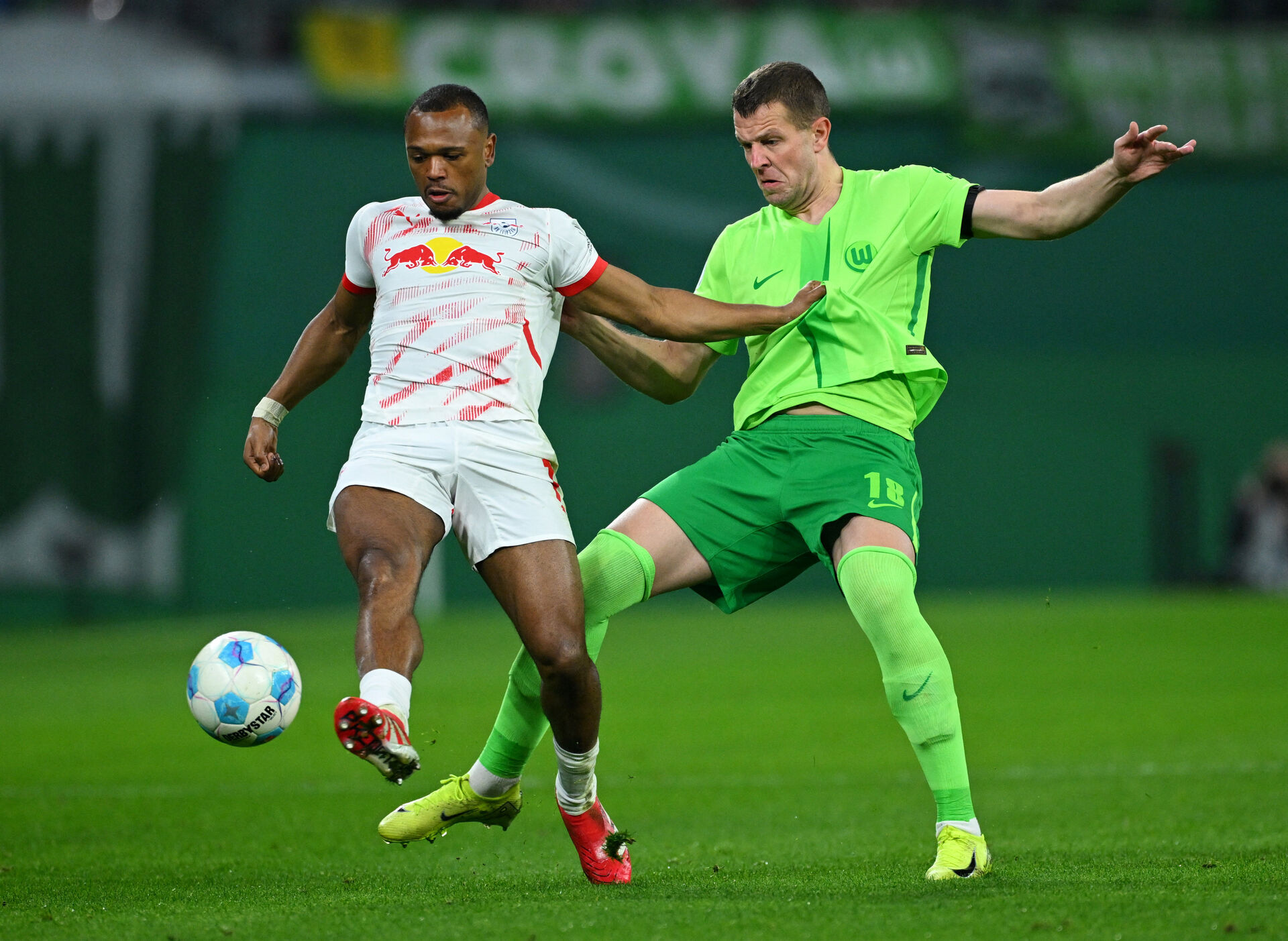 Denis Vavro forsvarer for Wolfsburg mod RB Leipzig.