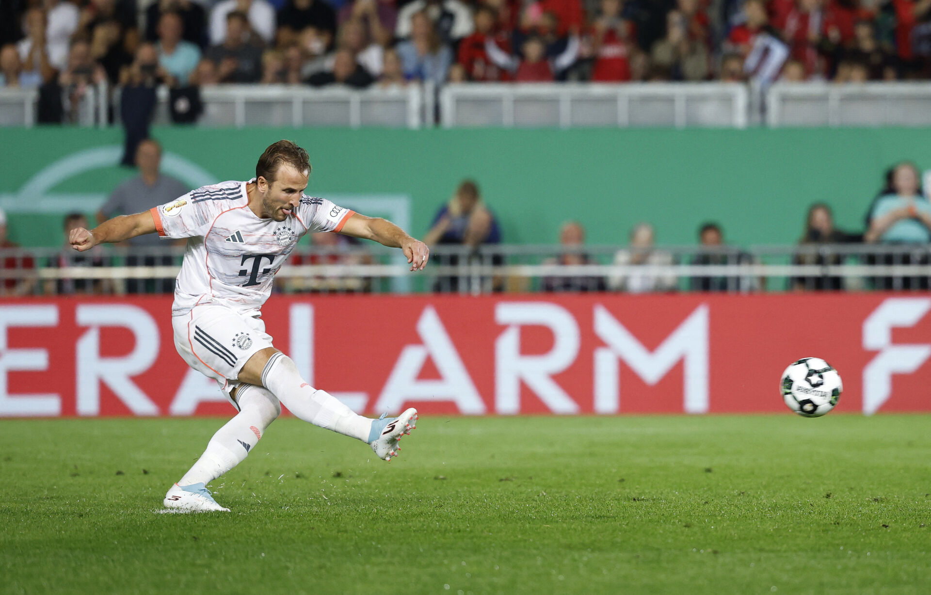 Harry Kane i færd med at brænde et straffespark mod Wehen.
