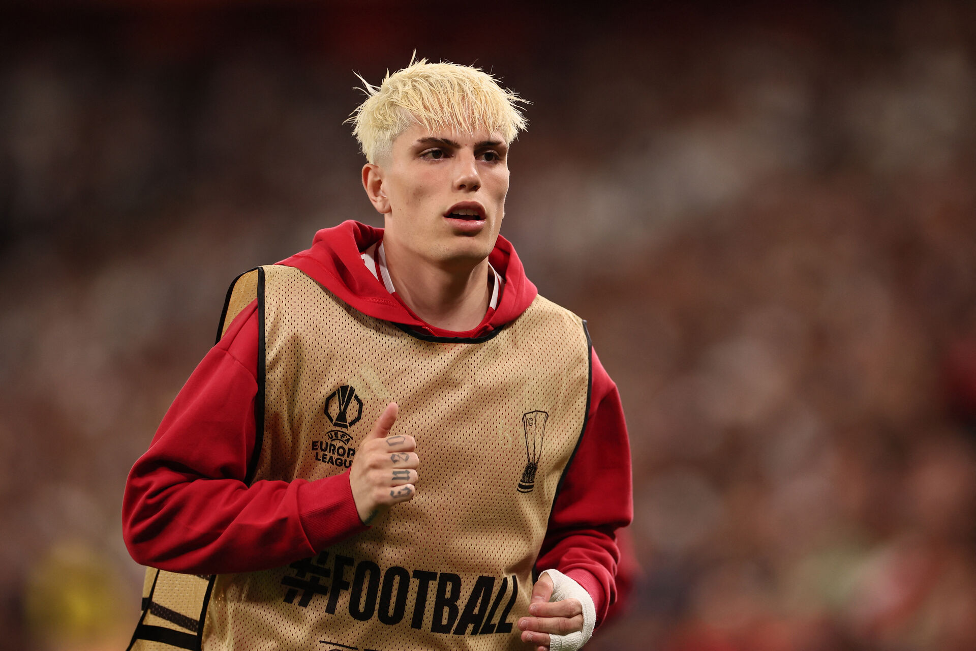 Alejandro Garnacho varmer op for Manchester United.