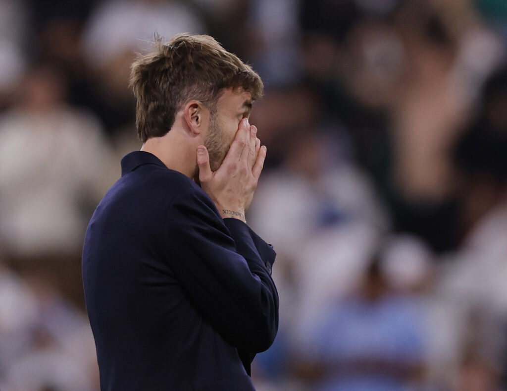 James Maddison har hovedet i hænderne.