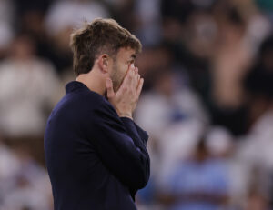 James Maddison har hovedet i hænderne.