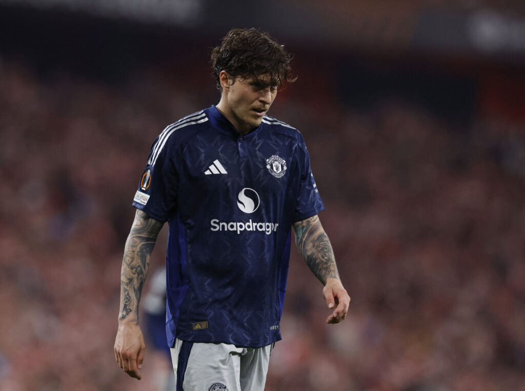 Victor Lindelöf kigger i græsset