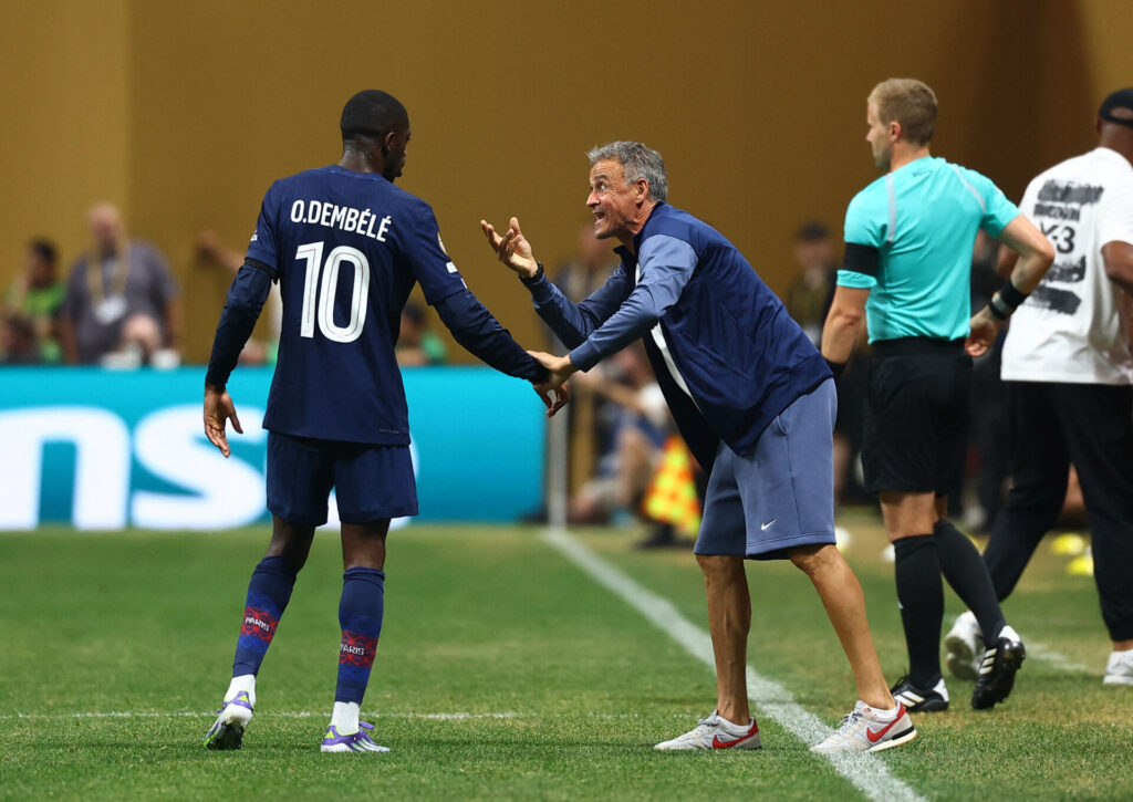 Ousmane Dembélé modtager instruktioner fra Luis Enrique.