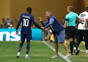 Ousmane Dembélé modtager instruktioner fra Luis Enrique.