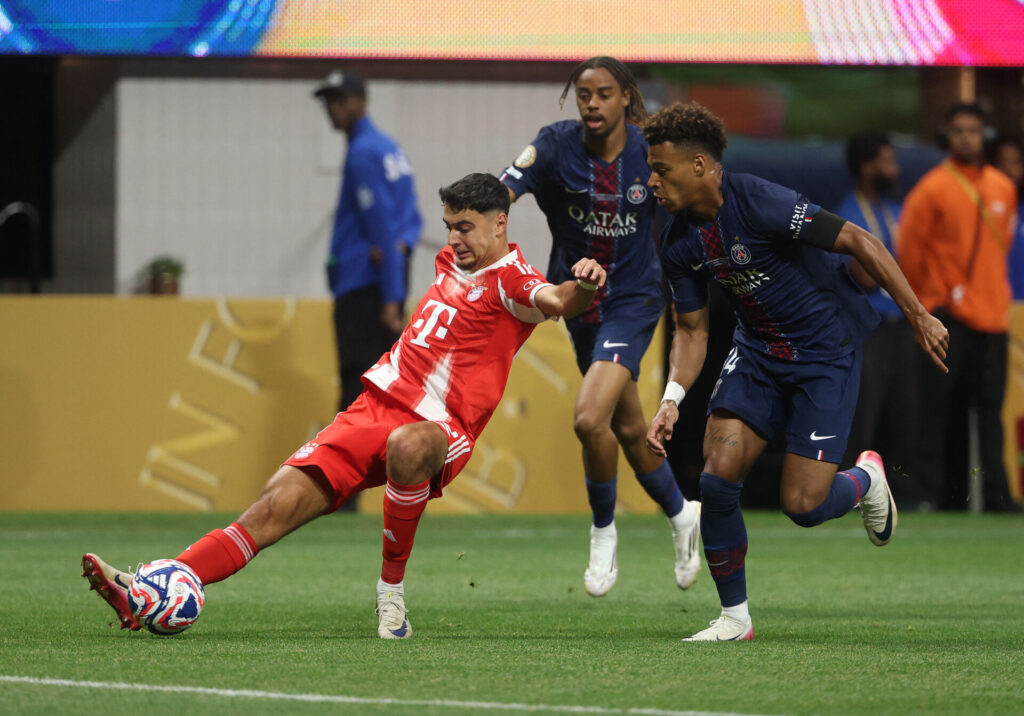 Aleksandar Pavlovic i kamp for Bayern München.