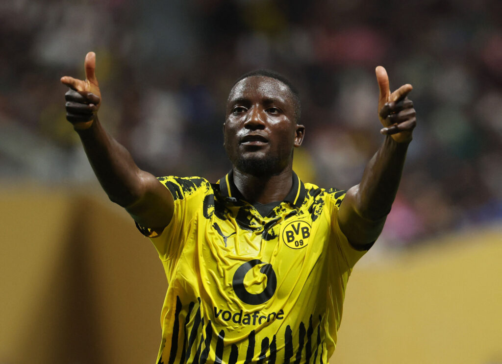 Serhou Guirassy peger med fingrene for at fejre en scoring for Borussia Dortmund