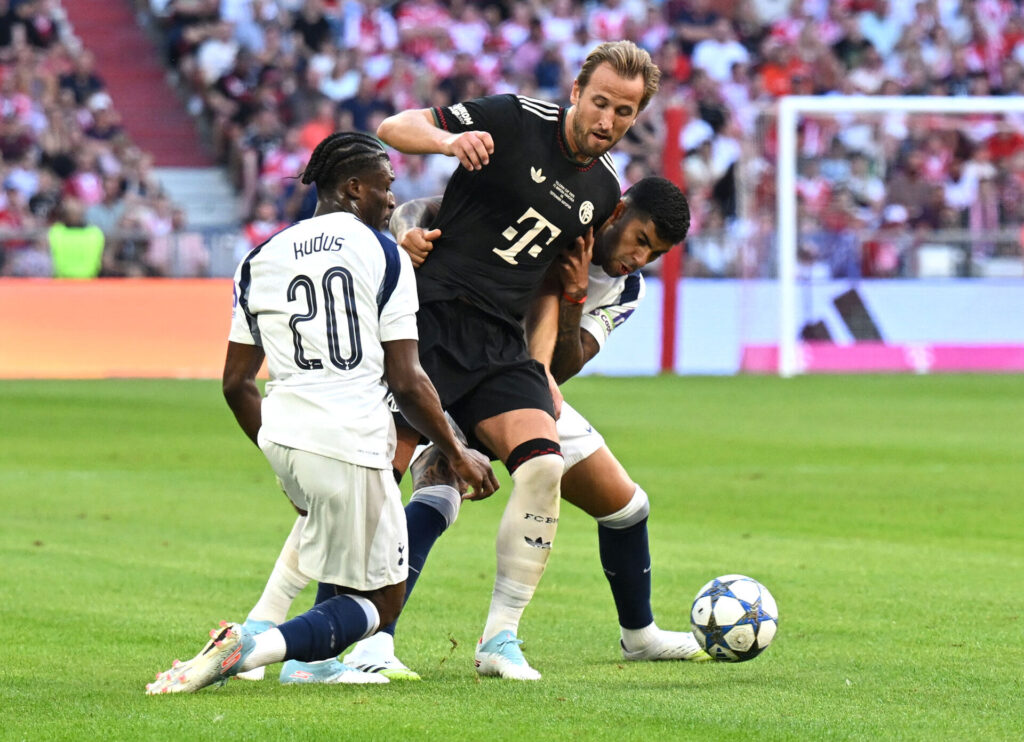Bayern Münchens Harry Kane i duel med Mohamed Kudus og Cristian Romero fra Tottenham
