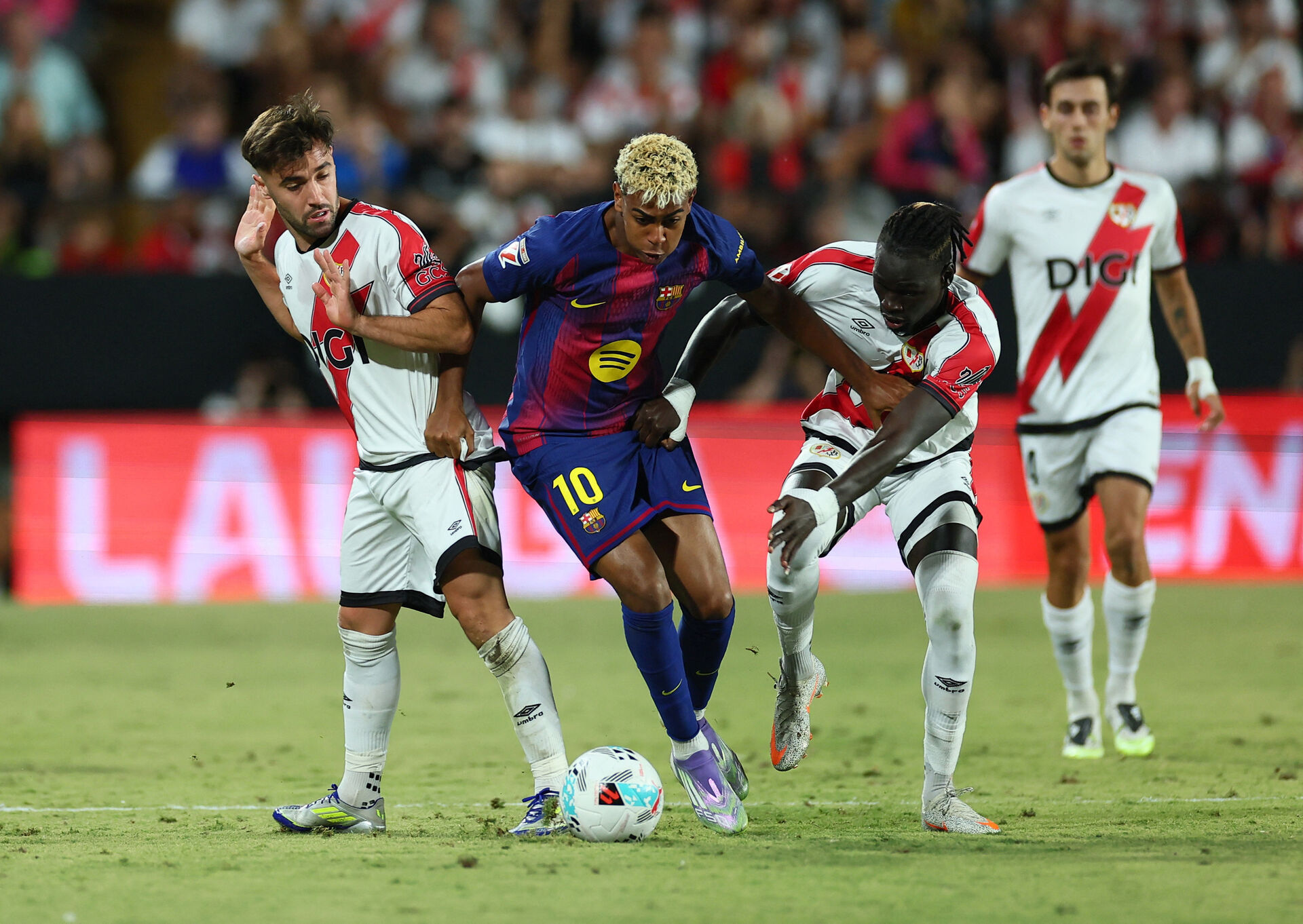 Lamine Yamal dribler med bolden for FC Barcelona mod Rayo VAllecano.