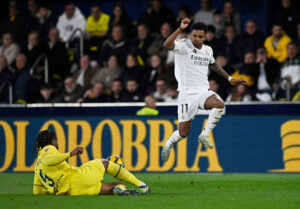 Rodrygo springer over en tackling.