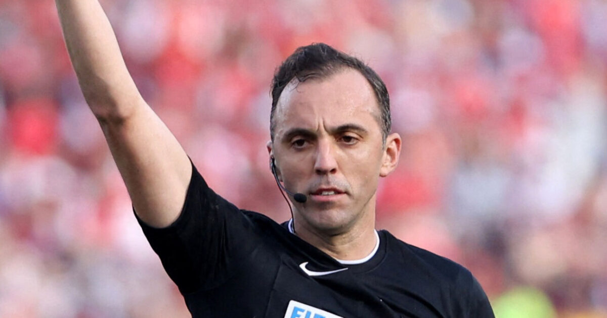 Finaledommer passer fløjten til første FCK-brag mod Malmö Foto: Henrique Casinhas NO RESALES.NO ARCHIVES./REUTERS