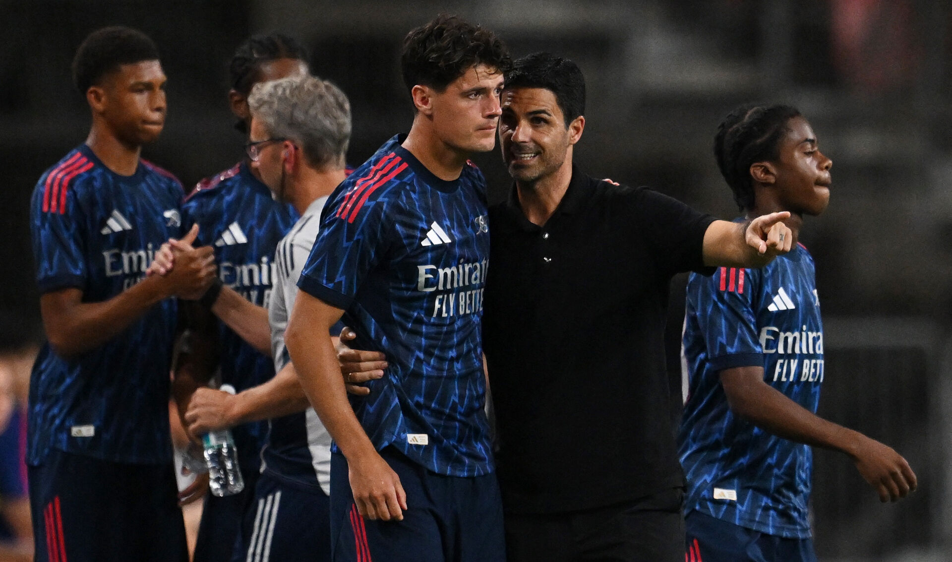 Christian Nørgaard får dessiner af Mikel Arteta under en Arsenal-kamp