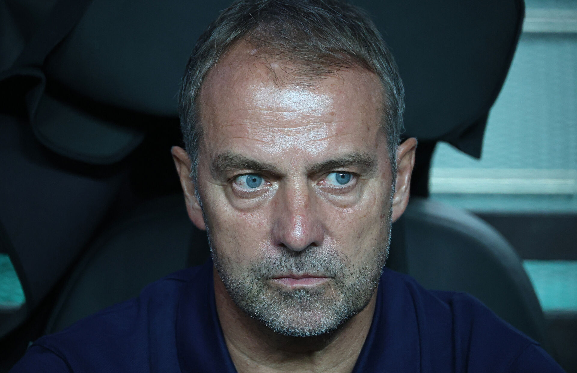 Hansi Flick på bænken under en FC Barcelona-kamp