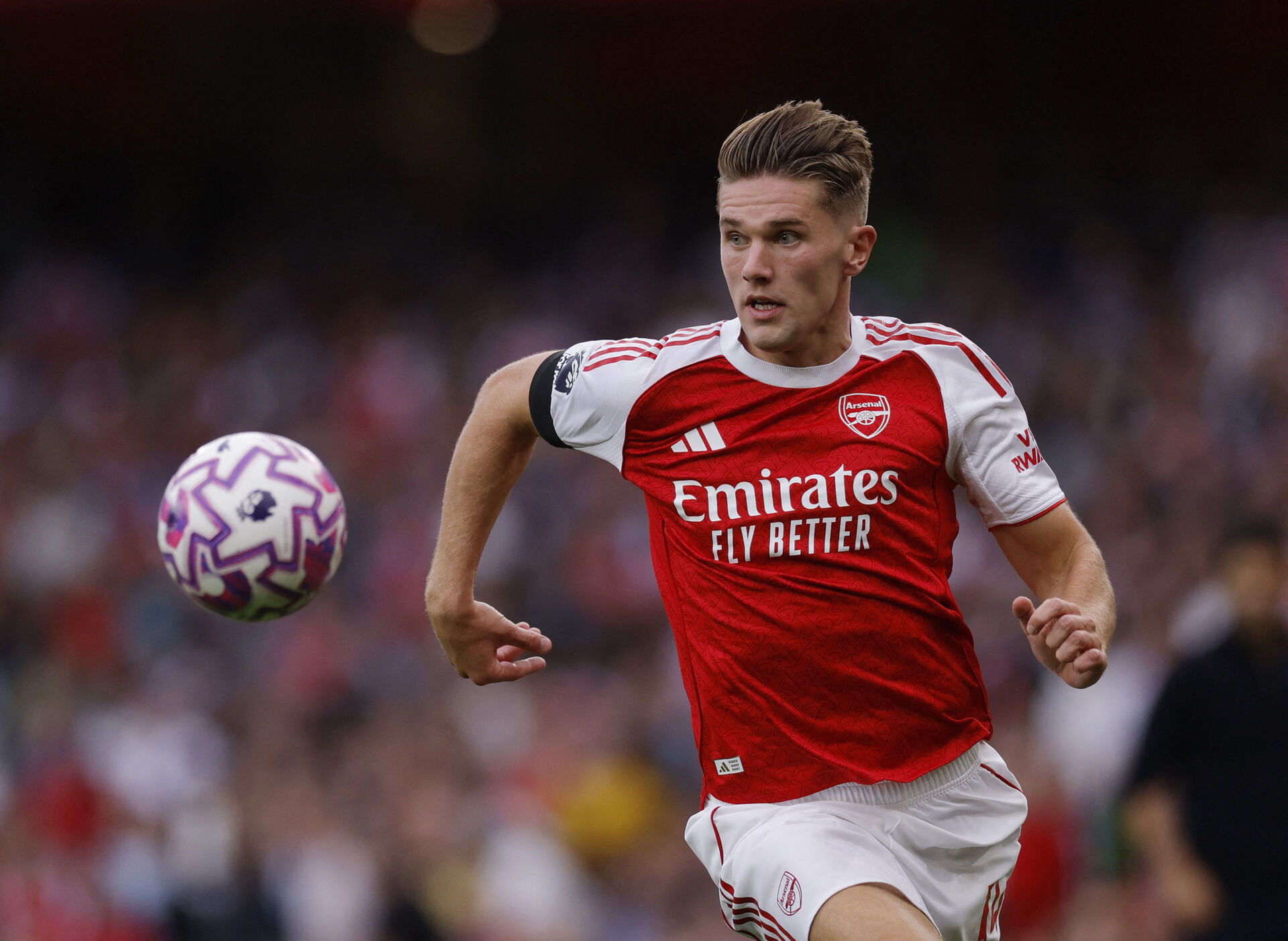 Viktor Gyökeres kigger på bolden under en kamp for Arsenal