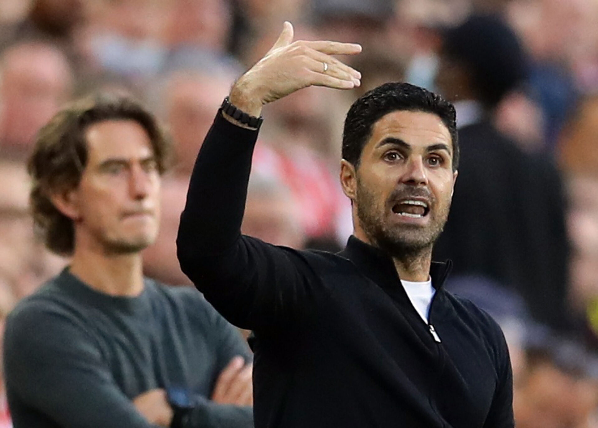 Arteta vinker med Frank i baggrunden