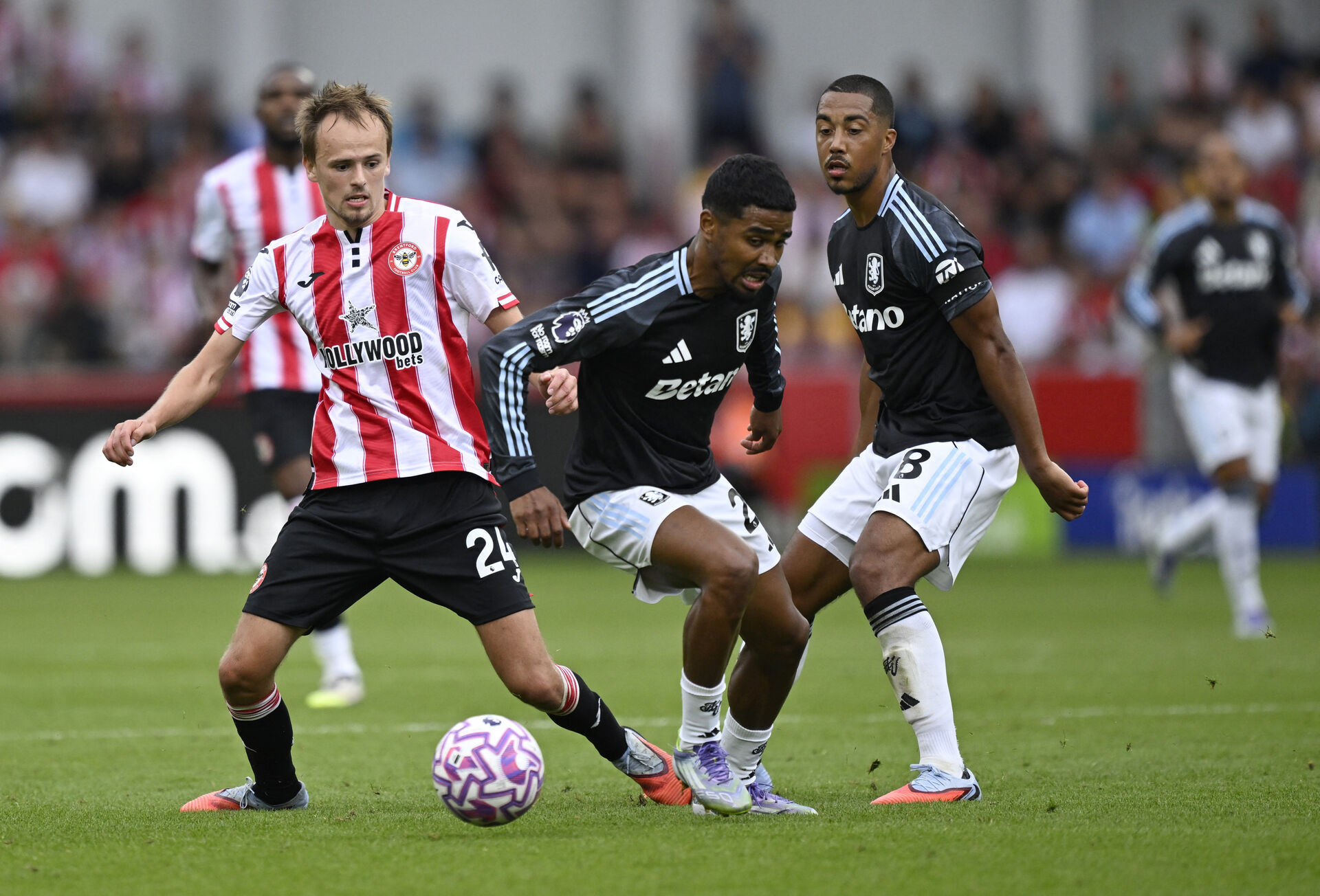 Mikkel Damsgaard under Brentfords kamp mod Aston Villa.