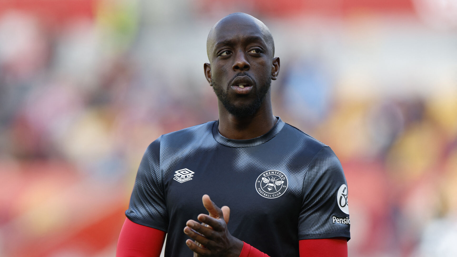 Brentfords Yoane Wissa klapper i sine hænder.