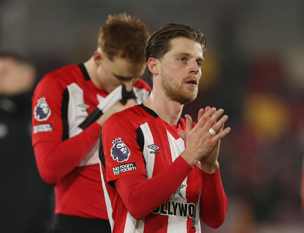 Mathias Jensen klapper efter en Brentford-kamp