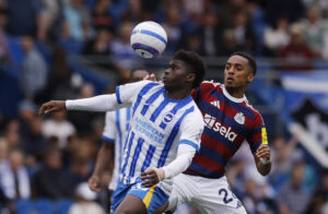 Carlos Baleba med kigger på bolden.