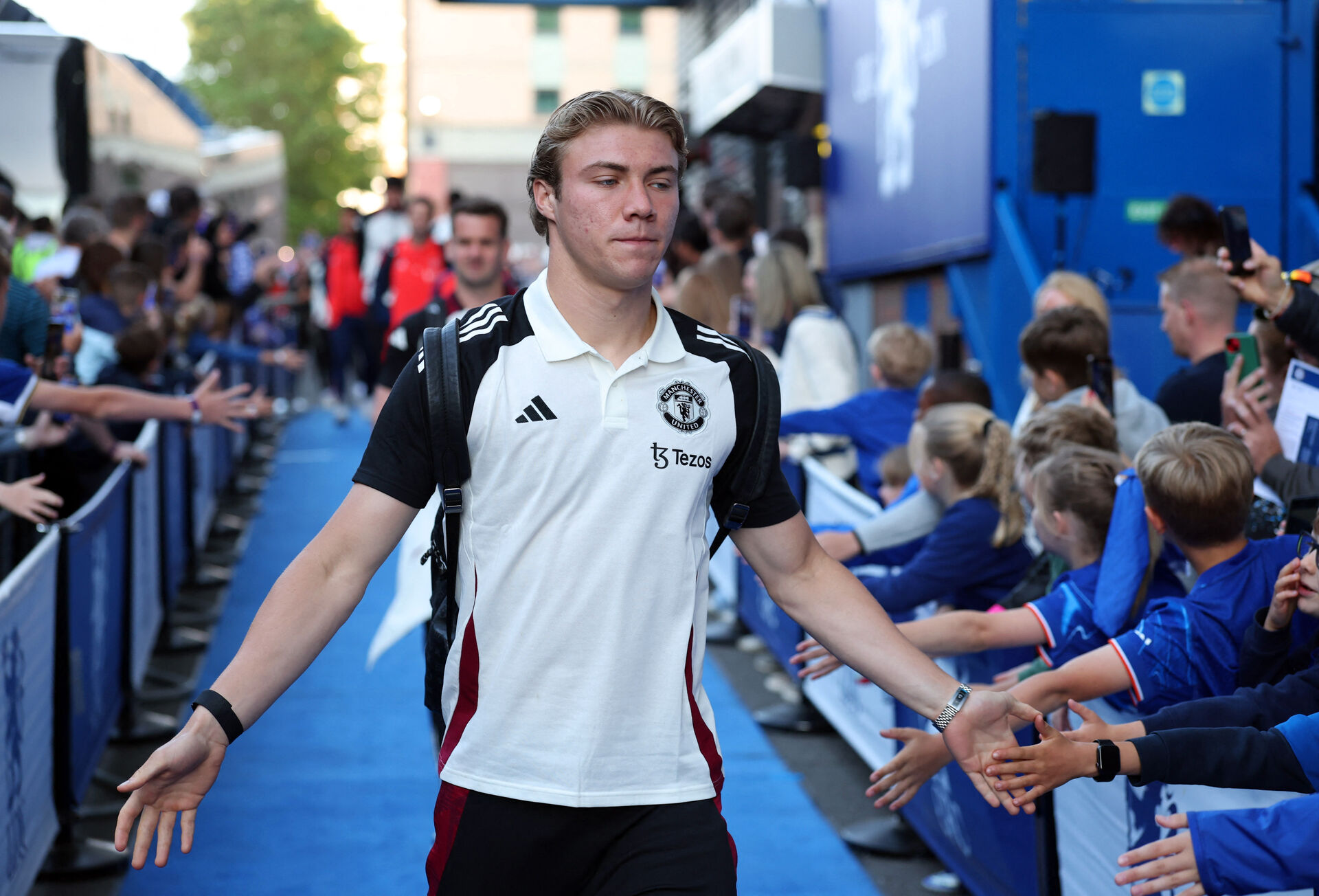 Rasmus Højlund hilser på fans.