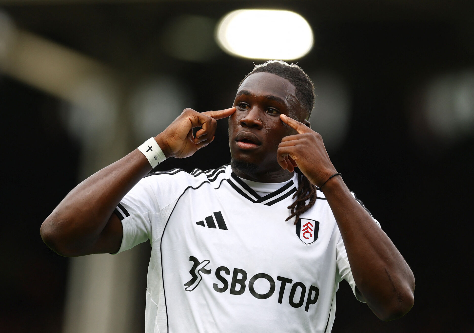 Calvin Bassey peger på sine øjne.