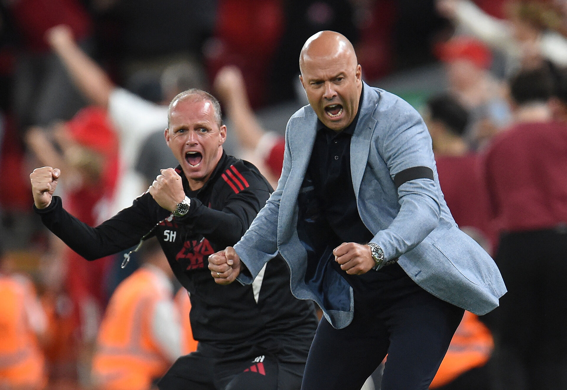 Arne Slot jubler vildt.