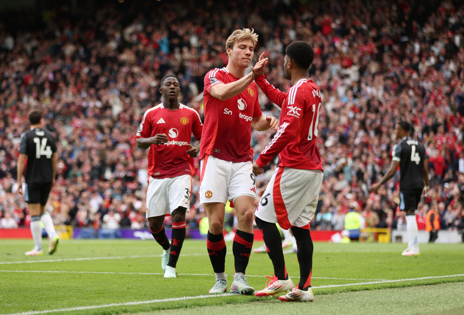 Rasmus Højlund jubler over en Manchester United-scoring sammen med Amad Diallo.