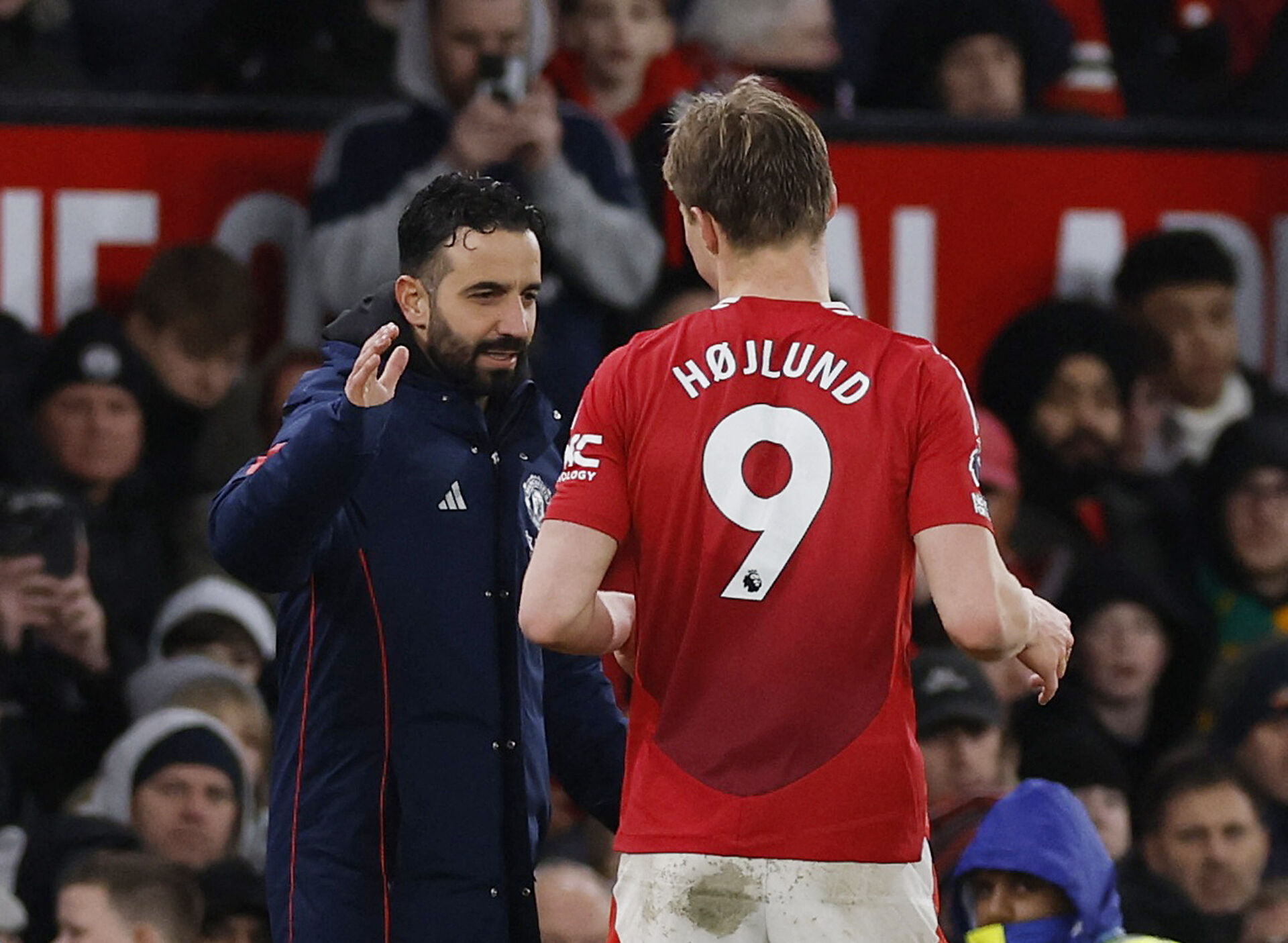 Ruben Amorim klapper Rasmus Højlund i hånden under en Manchester United-kamp