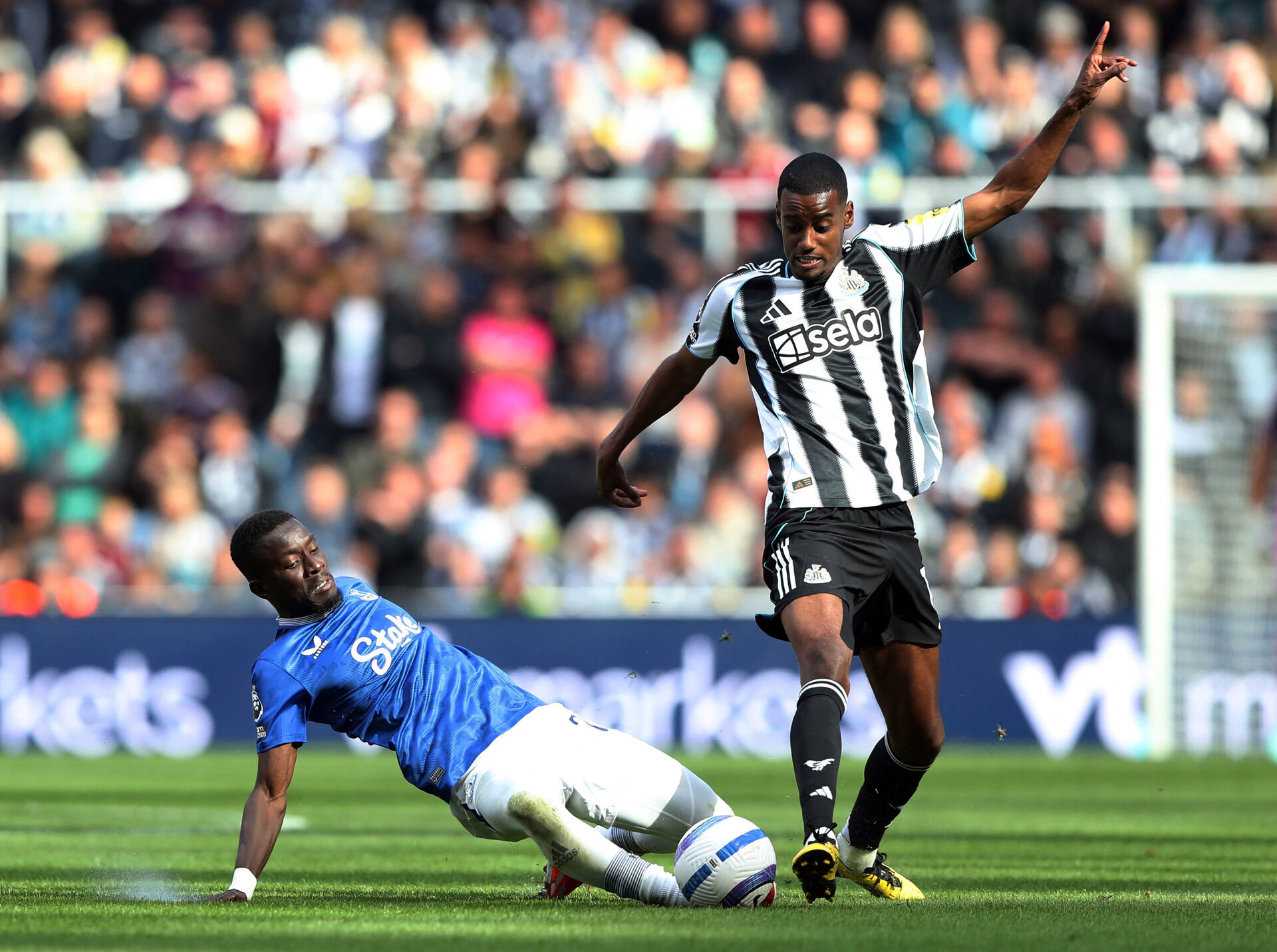 Alexander Isak i duel om bolden med Idrissa Gueye under en kamp mellem Everton og Newcastle