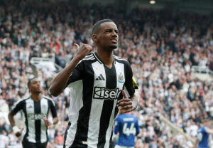 Alexander Isak fejrer en scoring for Newcastle.