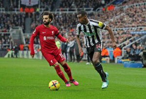 Alexander Isak i aktion for Newcastle mod Mohamed Salah fra Liverpool.