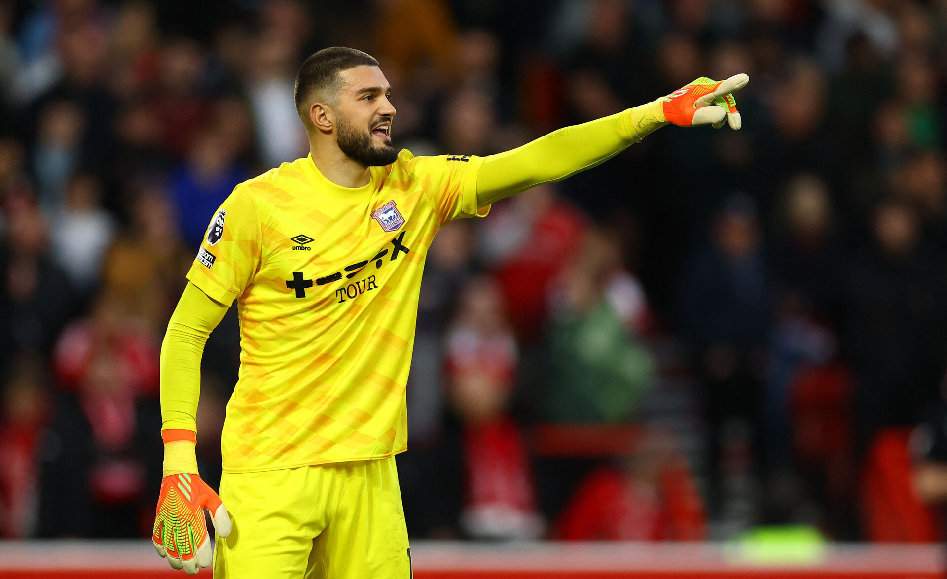 Arijanet Muric i aktion for Ipswich