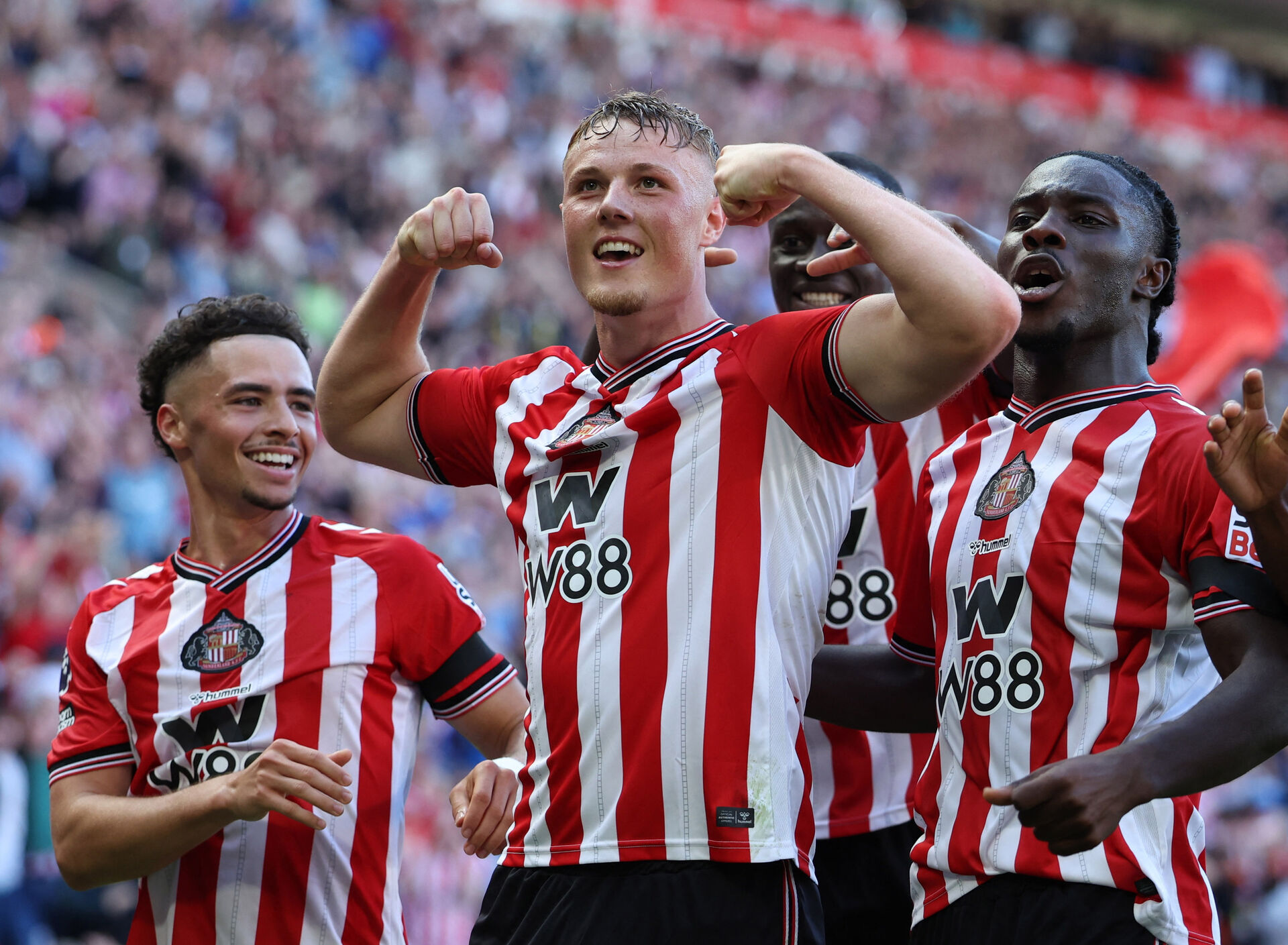 Daniel Ballard fejrer en scoring for Sunderland med sine holdkammerater.