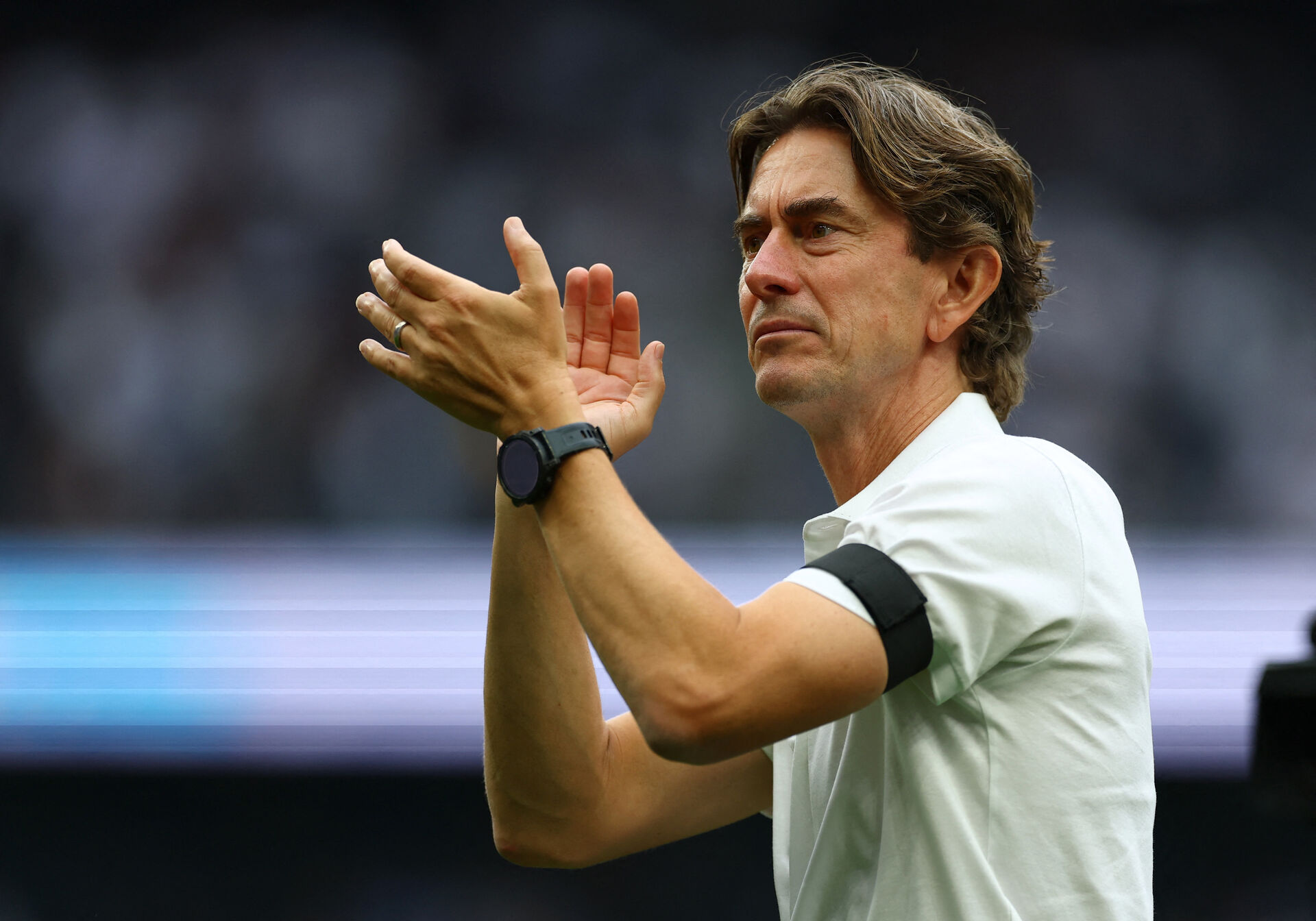 Thomas Frank klapper ud til fansene efter en Tottenham-kamp