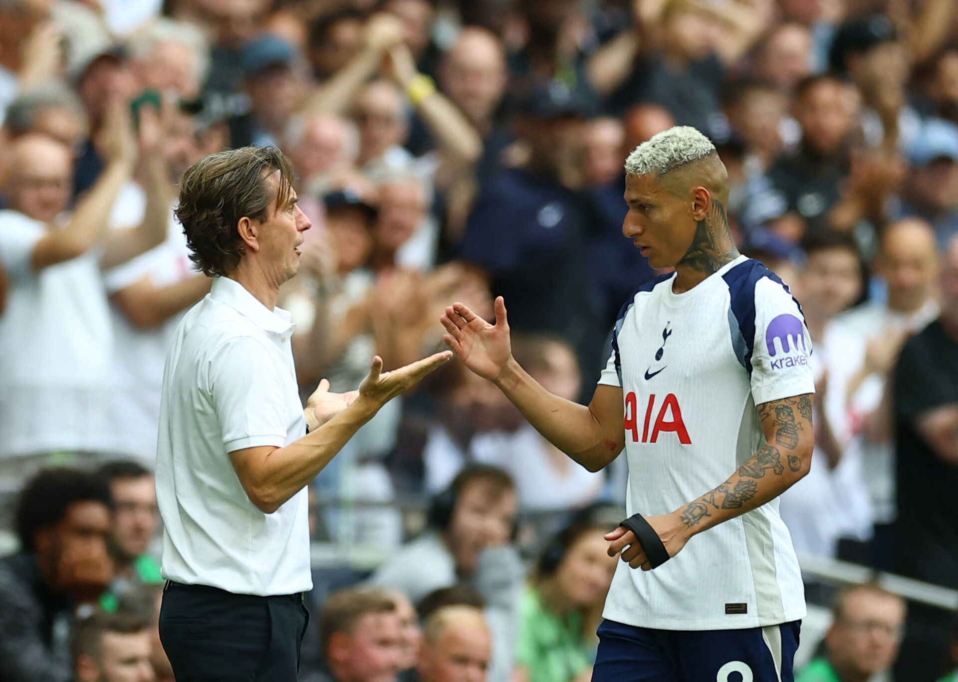 Thomas Frank giver Richarlison hånden under en Tottenham-kamp