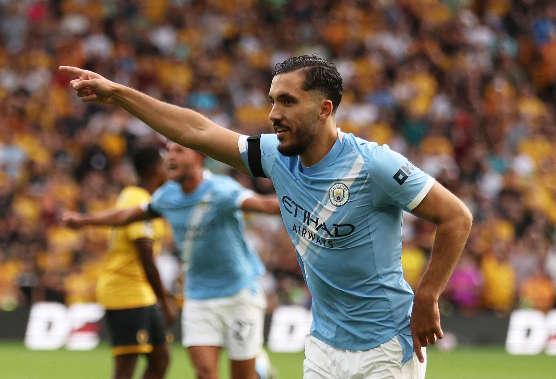 Rayan Cherki fejrer en scoring for Manchester City.