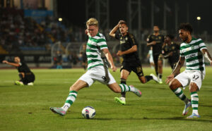Conrad Harder sparker til bolden under en kamp for Sporting CP